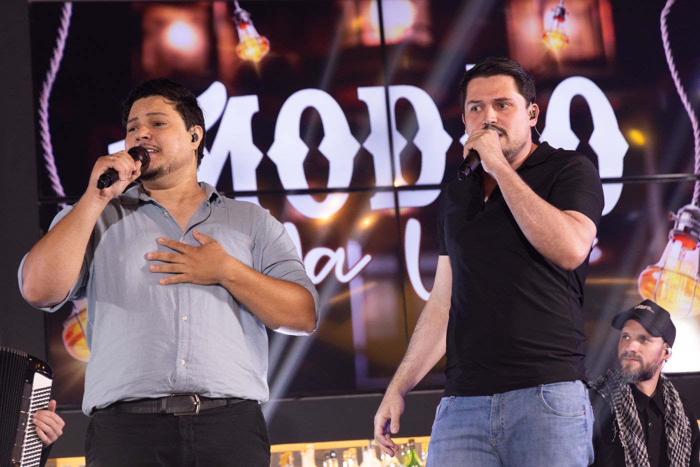 Zé Vitor e Marcelo cantando no palco