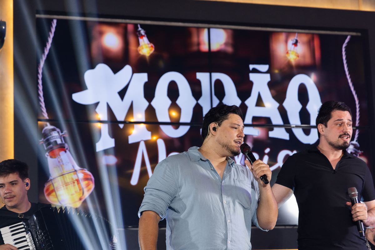 Zé Vitor e Marcelo durante apresentação